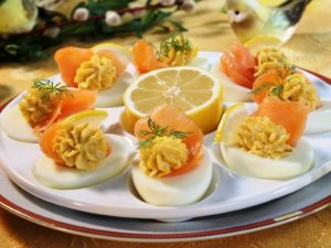 wielkanoc-jajka-faszerowane-lososiem-lub-makrela-sezonowe-przepisy-prymat